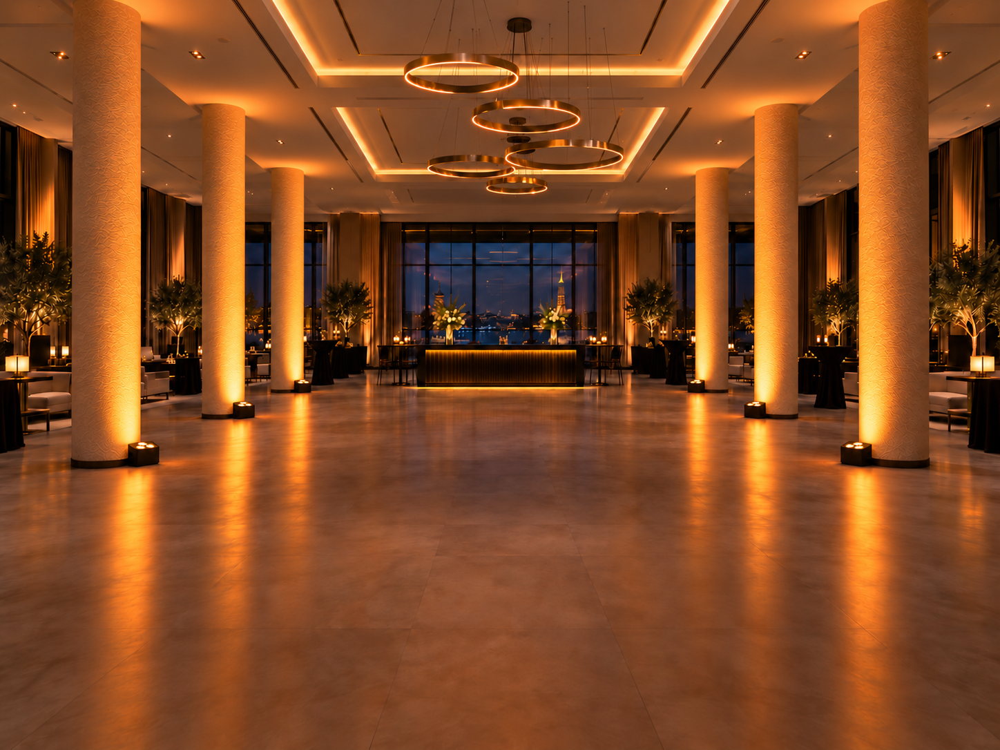 Elegante Eventhalle mit Säulen und Stadtblick – Ambientelicht