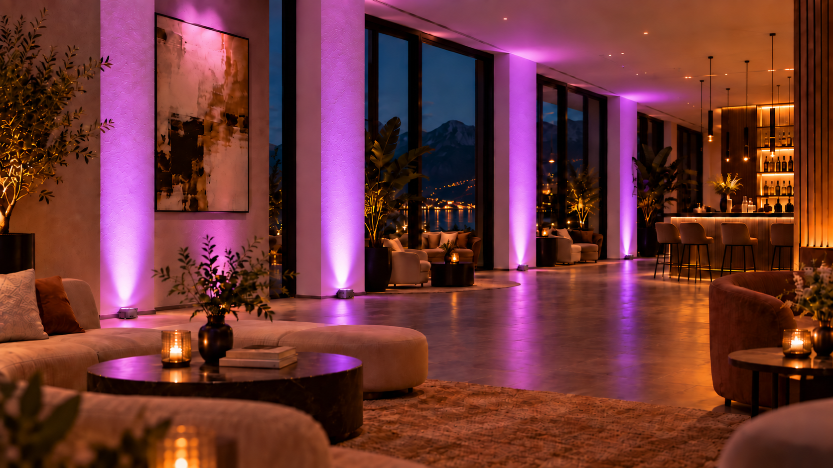 Luxuriöse Lounge mit Säulen und Blick auf einen See – Ambientelicht