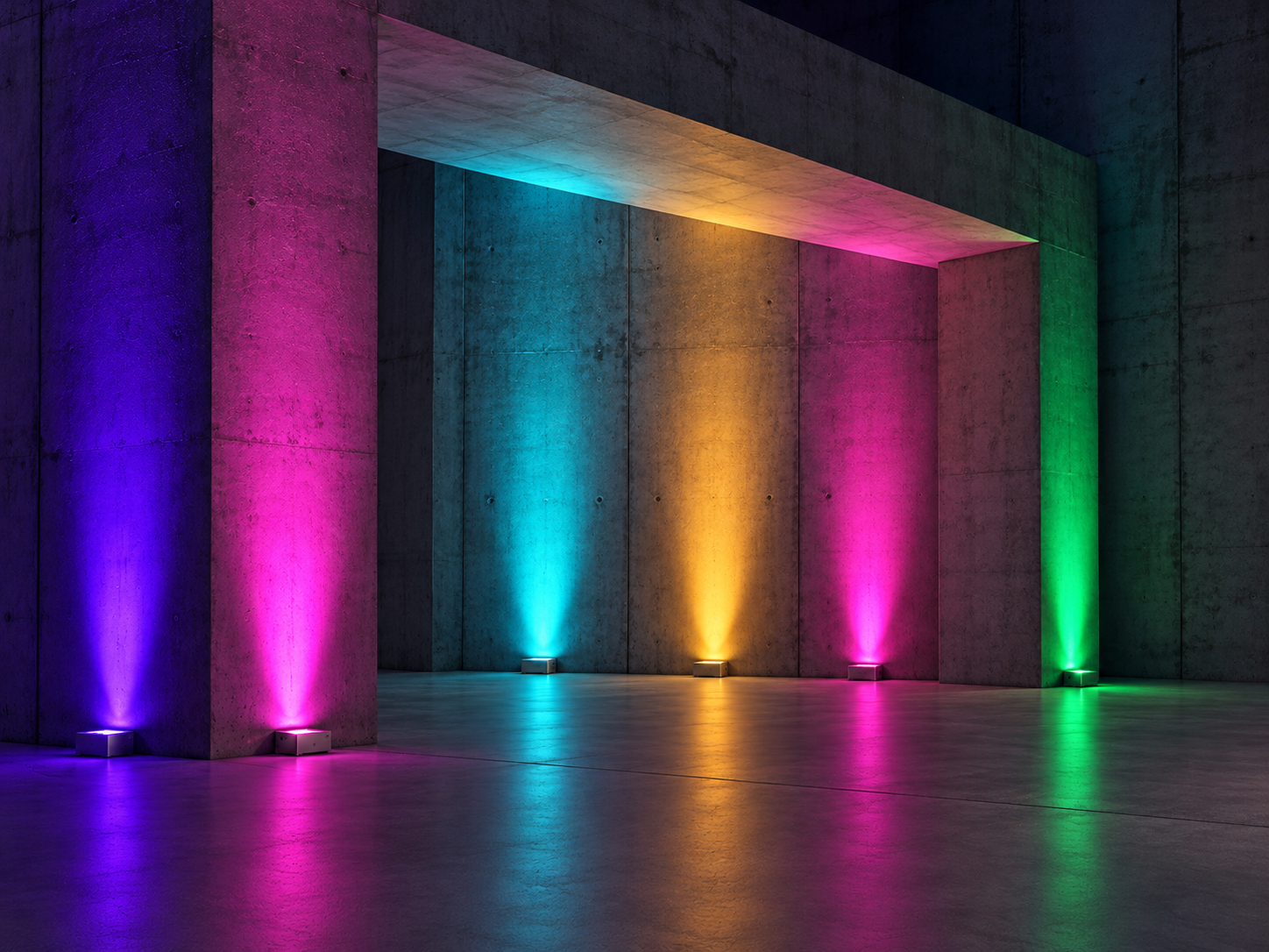 Betonportal mit sechs farbigen Lichtstrahlen in Violett, Pink, Cyan, Amber und Grün